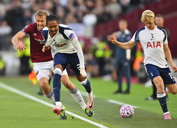 冠军捧杯时刻！这张合影里，有国乒三连冠的荣光，更有竞技体育的热血与温情！（捧杯瞬间定格！这一合影凝聚国乒三连冠的荣耀，也写满竞技体育的热血与温情）