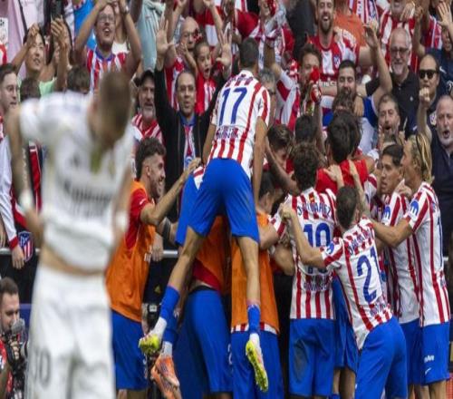 在与新西兰女足的友谊赛中，克尔受邀在一位球迷的孕肚上签名（友谊赛对阵新西兰女足，克尔受邀为球迷孕肚签名）