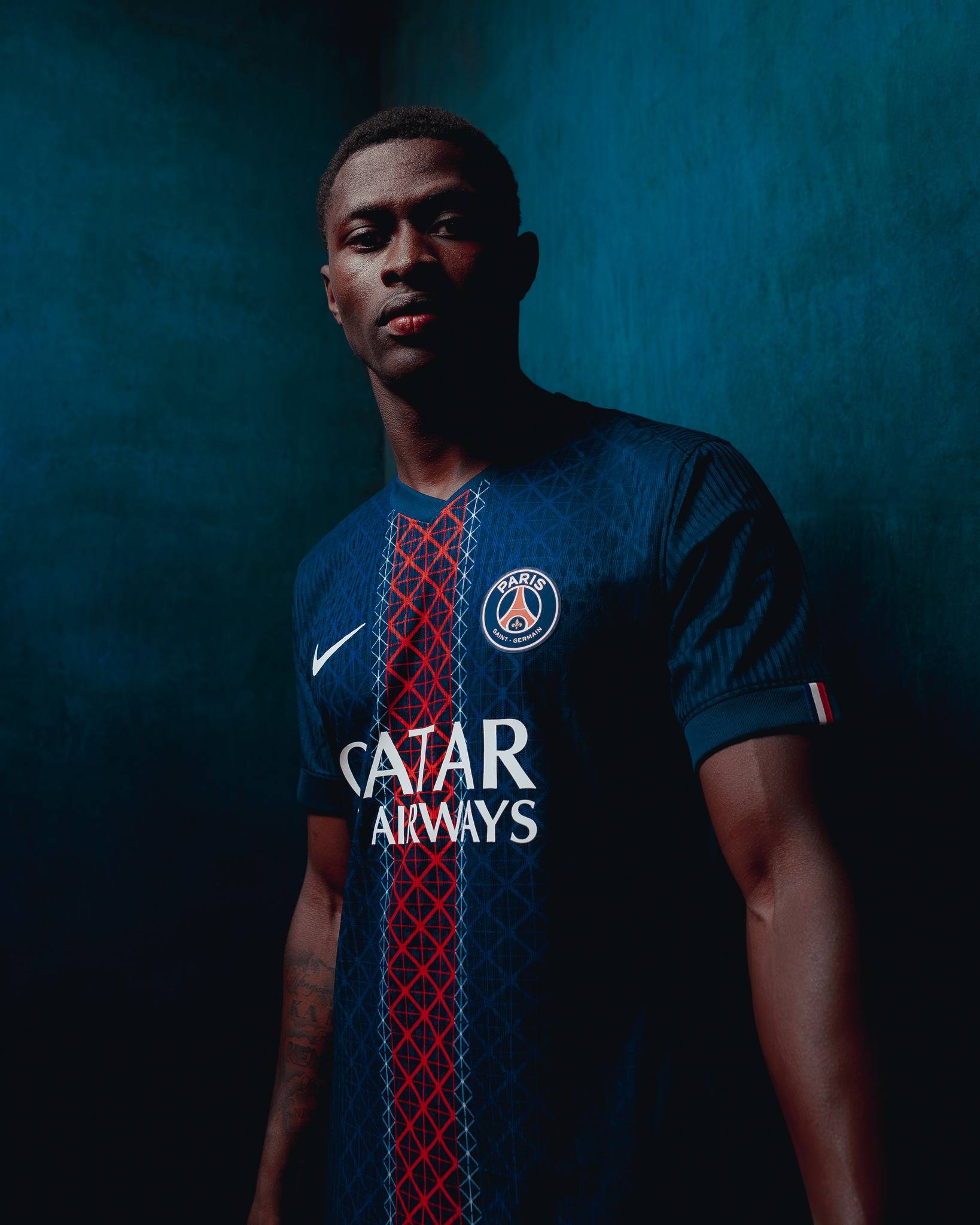 他抬头看了一眼记分牌，笑了（目光掠过记分牌，他笑了）