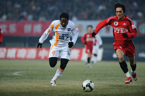 老队友见面，埃泽和奥利塞赛后交换了球衣（旧友重逢：埃泽与奥利塞赛后互换球衣）