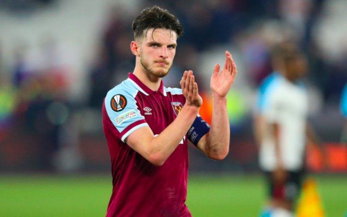 媒体人谈小杨被打脸但没吹：原以为世上只有CBA裁判才能吹出种球（媒体人：小杨被打脸却无哨，原以为只有CBA裁判会这么判）