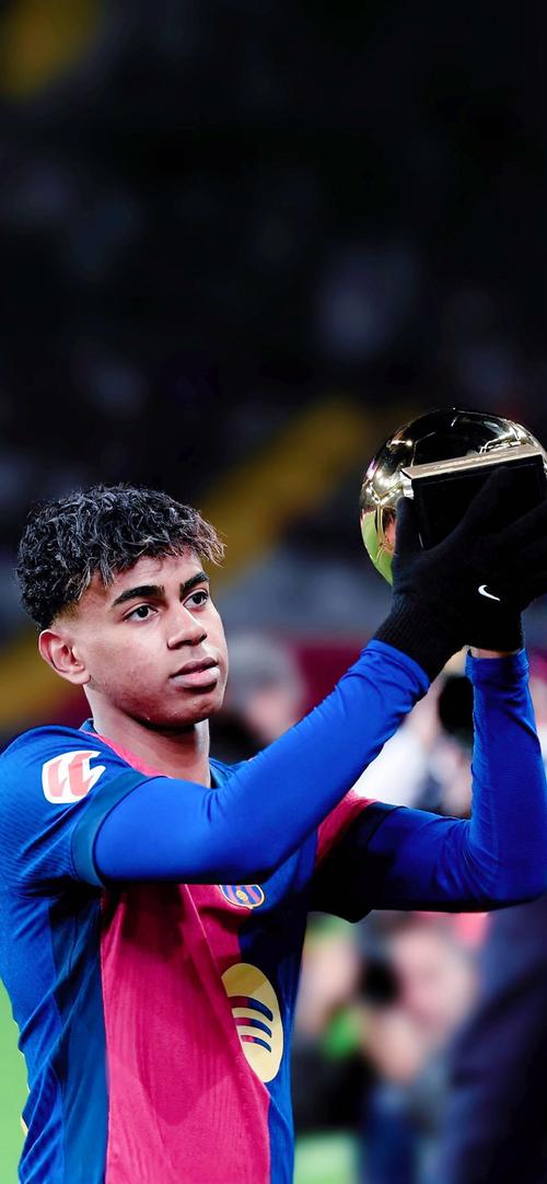 世体：后场伤病多，弗里克本赛季18场比赛使用了11种后防组合（世体：后防伤病潮来袭，弗里克本季18战尝试11套后防搭配）