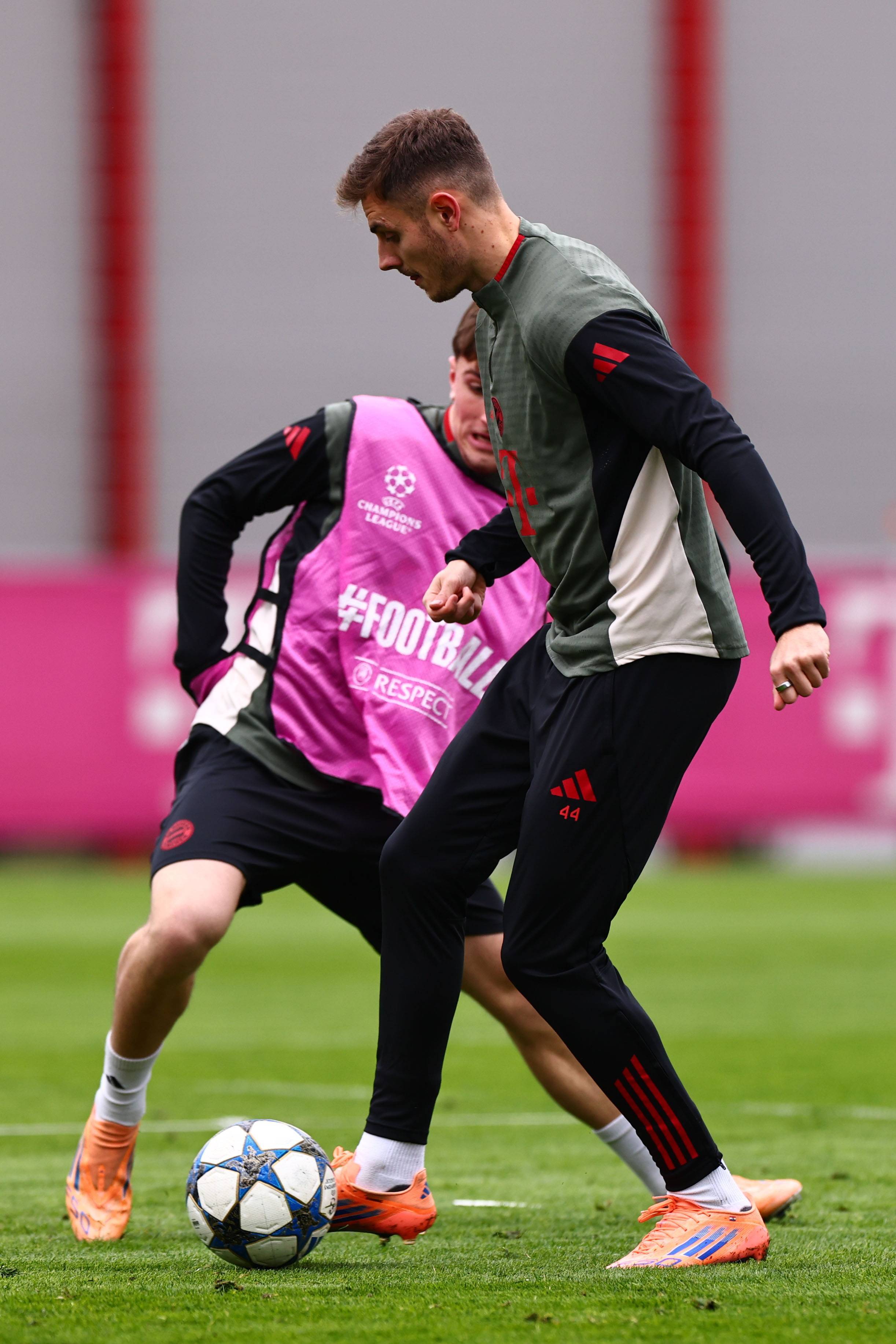 雷霆靠团队篮球获大胜（雷霆凭借团队配合大胜）