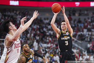 记者：莱万腿筋不适缺席训练，将无缘本轮国王杯比赛（记者：因腿筋不适缺席训练，莱万无缘本轮国王杯）