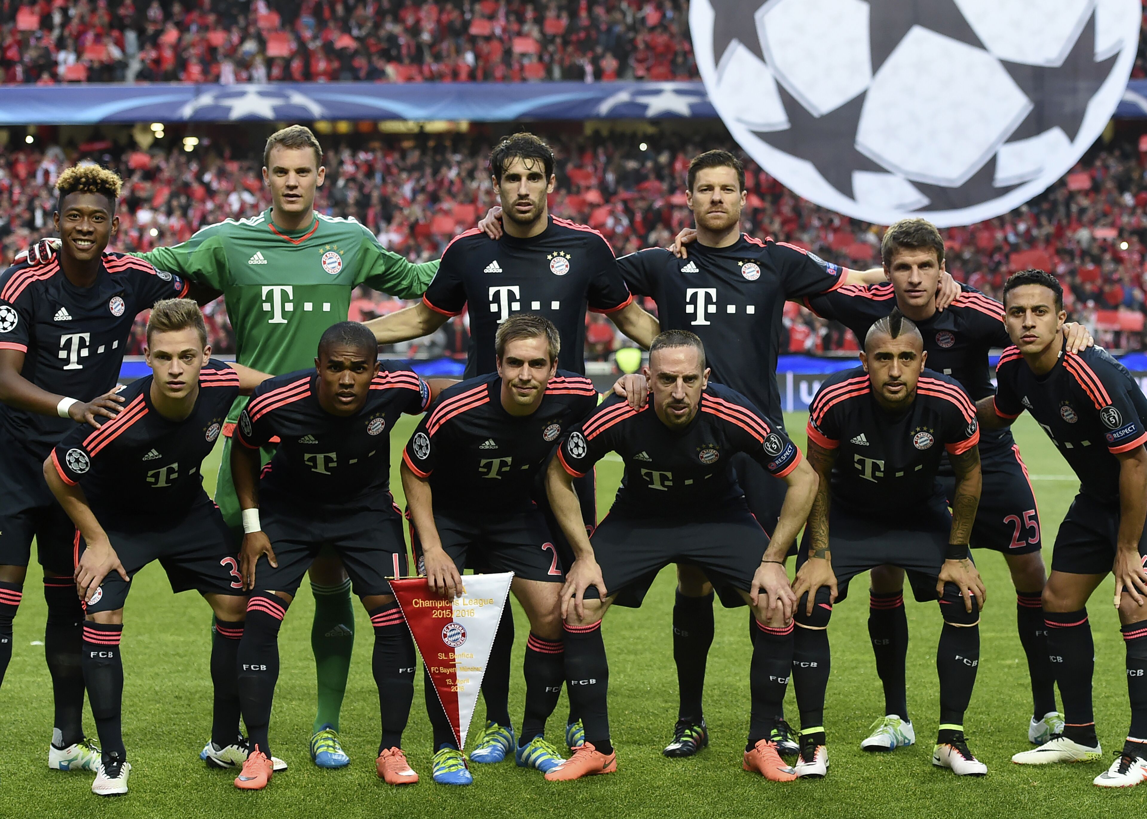 伊涅斯塔造访巴萨训练基地，与佩德里、亚马尔等人合影（伊涅斯塔探访巴萨训练基地，与佩德里、亚马尔等合影留念）